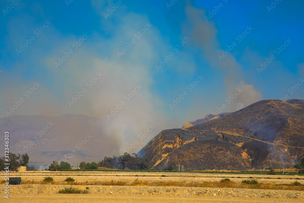 Obraz premium Fires burning in the mountains, Napa Valley California