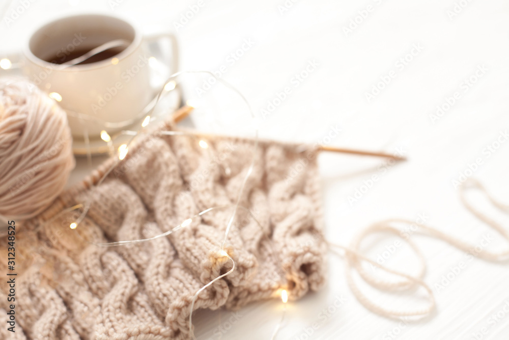 Cup of coffee and Knitting warm woolen sweater in the winter weekend, top view. - obrazy, fototapety, plakaty 