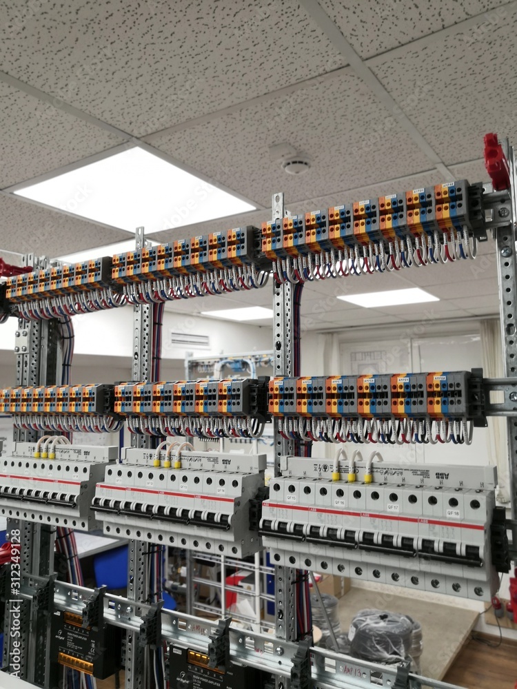 Installation of an electrical panel with difautomatics and automatic protection devices on a metal frame with flexible wires.Wireless
