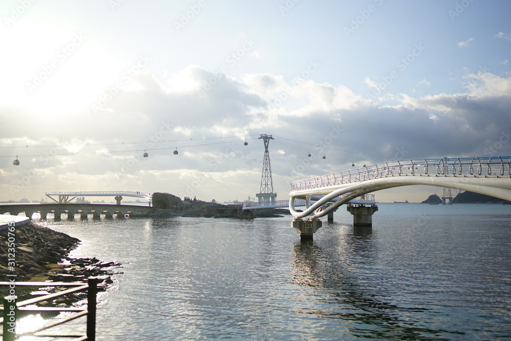 Fototapeta premium 韓国, 釜山, 建築, 観光, 松島スカイウォーク, 甘川洞文化村, カムチョンドンムナマウル, カラフルタウン, 釜山のマチュピチュ, 映画の殿堂, 釜山タワー, チャガルチ市場, 南浦洞, 西面, 龍頭山公園、夜景、イルミネーション、クリスマス、センタムシティ