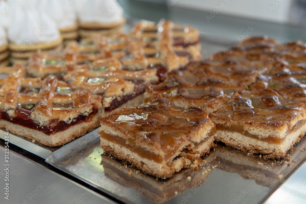 Strawbettery and Dulce de Leche Stacked Cakes Strawbettery and Dulce de Leche Stacked Cakes