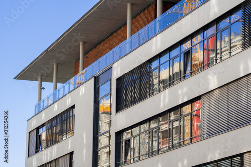 Fassade mit viel Glas vom Bürogebäude mit Spiegelung und Reflektion in Immobilien © Stephan Walochnik