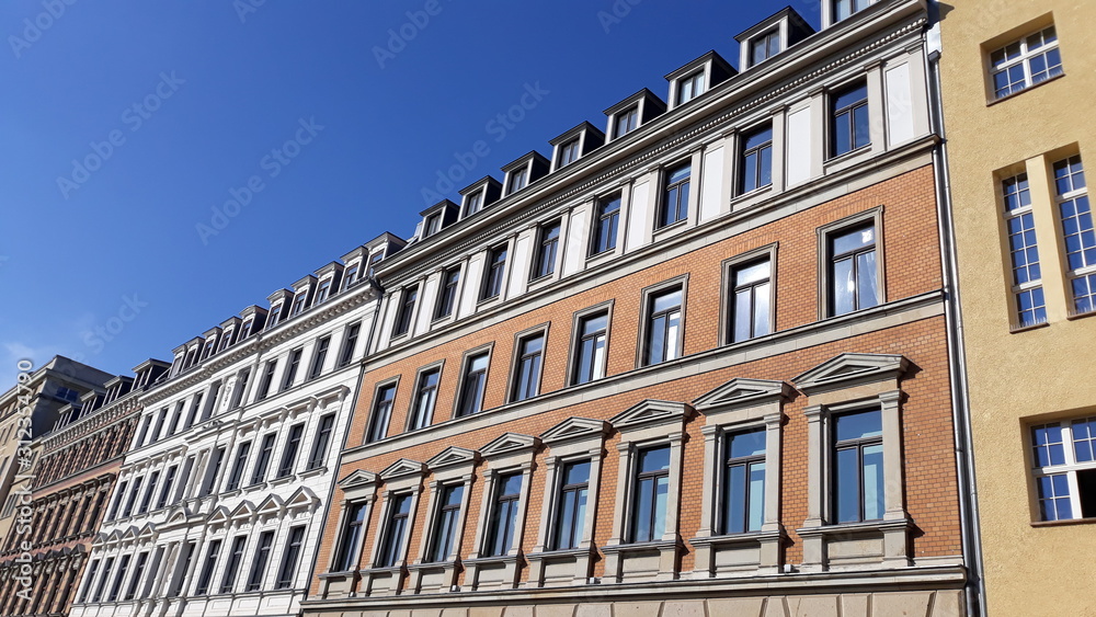 Fassade vom historischen Altbau, altes Gebäude in Leipzig und blauer Himmel. Immobilien und Wohnung