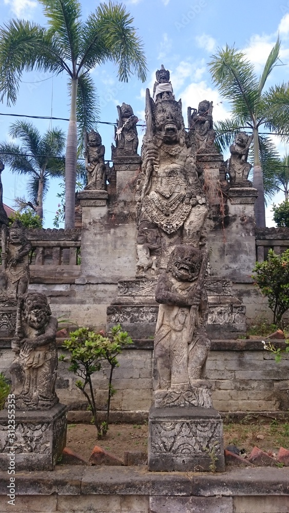 Hinduistischer Tempel in Lovina, Bali, wunderschöne Palmen im Hintergrund