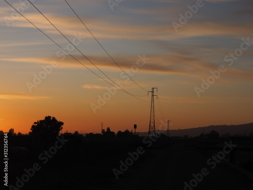 atardecer con cielo azul y rosa