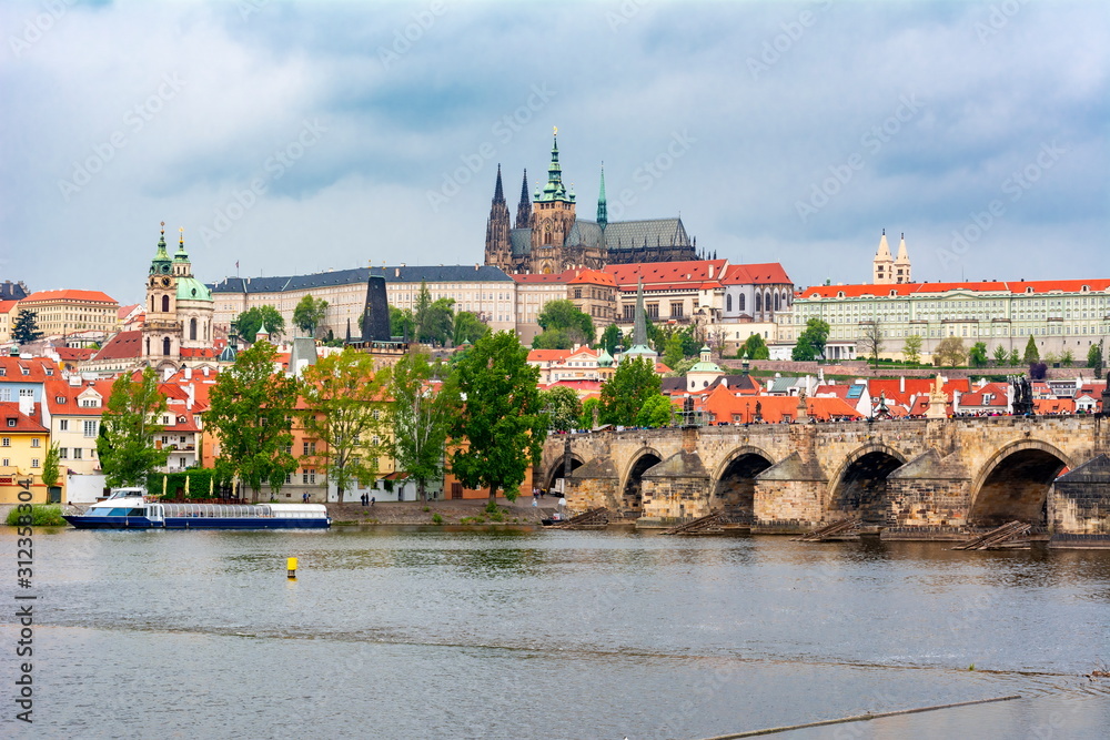 Obraz premium Prague cityscape with Prague Castle and Charles bridge, Czech Republic