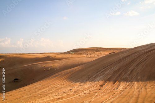 Blick in eine Wüstenlandschaft in der Abendsonne