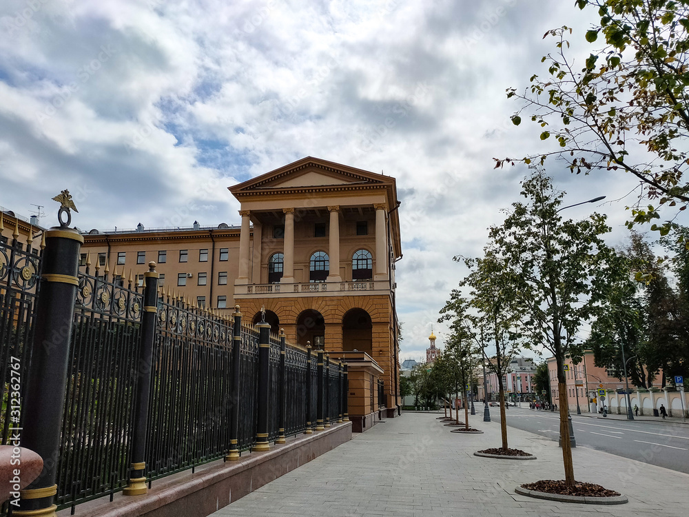 Obraz premium MOSCOW, RUSSIA - July 13, 2019: View on Petrovka street, Moscow City Police