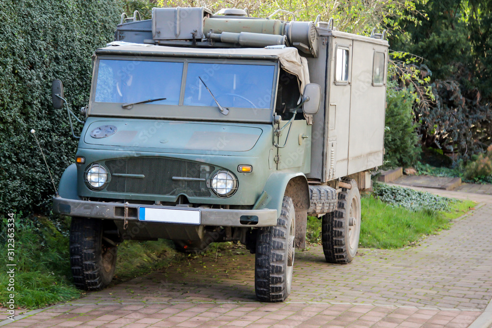 ein alter Militärlaster steht abseits am Straßenrand