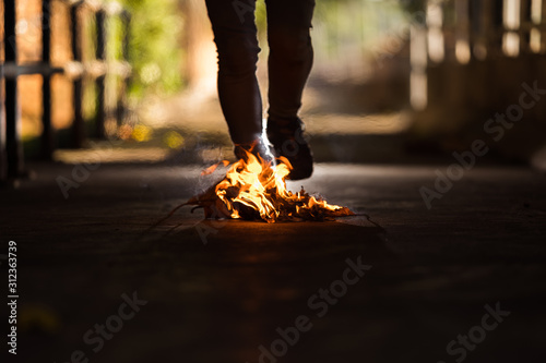 Fotografia A man is stand behind the bonfire.
