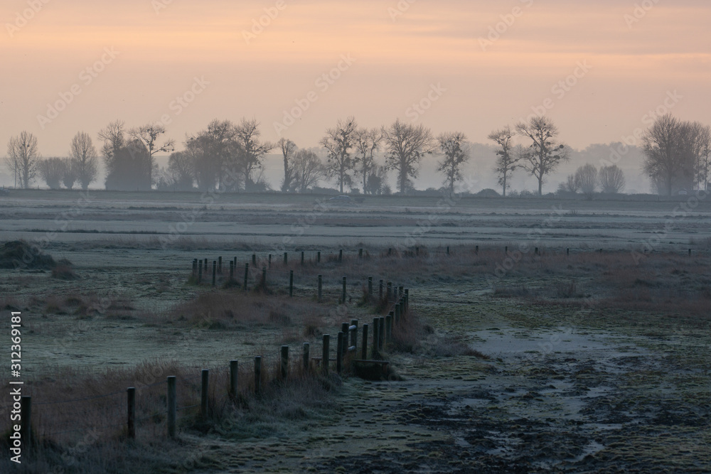 Fototapeta premium Le Mont Saint Michel in der Normandie Frankreich Dezember Winter