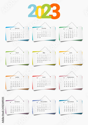 Calendrier décoratif 2023 en version française, avec les 12 mois présentés sur des panneaux de papier