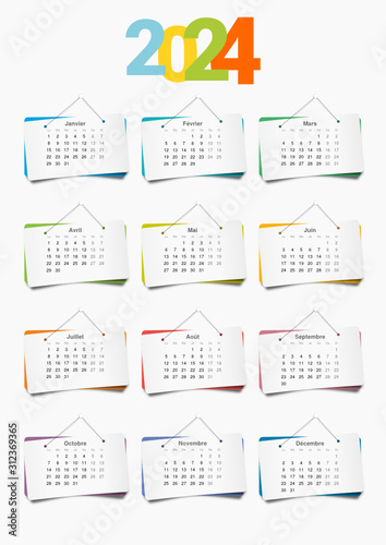 Calendrier décoratif 2024 en version française, avec les 12 mois présentés sur des panneaux de papier