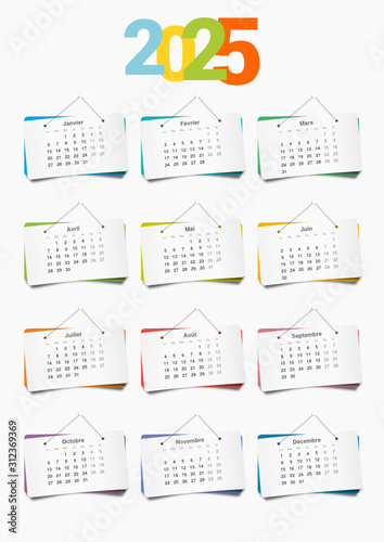 Calendrier décoratif 2025 en version française, avec les 12 mois présentés sur des panneaux de papier