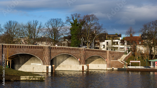 Krugkoppelbrücke Hamburg renoviert entzerrt im Winter