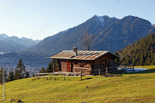 Blick vom Wank auf eine Almhütte mit dem Kramer bei Garmisch-Partenkirchen, Alpen, Bayern