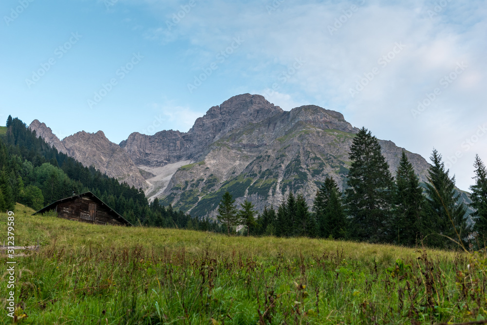 Berg großer Widderstein in Österreich mit Hütte im Vordergrund.