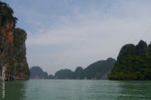 Insellandschaft mit steilen Felsen im Nationalpark Ao Phang-Nga Thailand