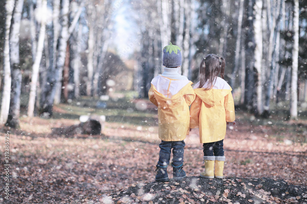 Fototapeta premium Kids walk in the park first snow
