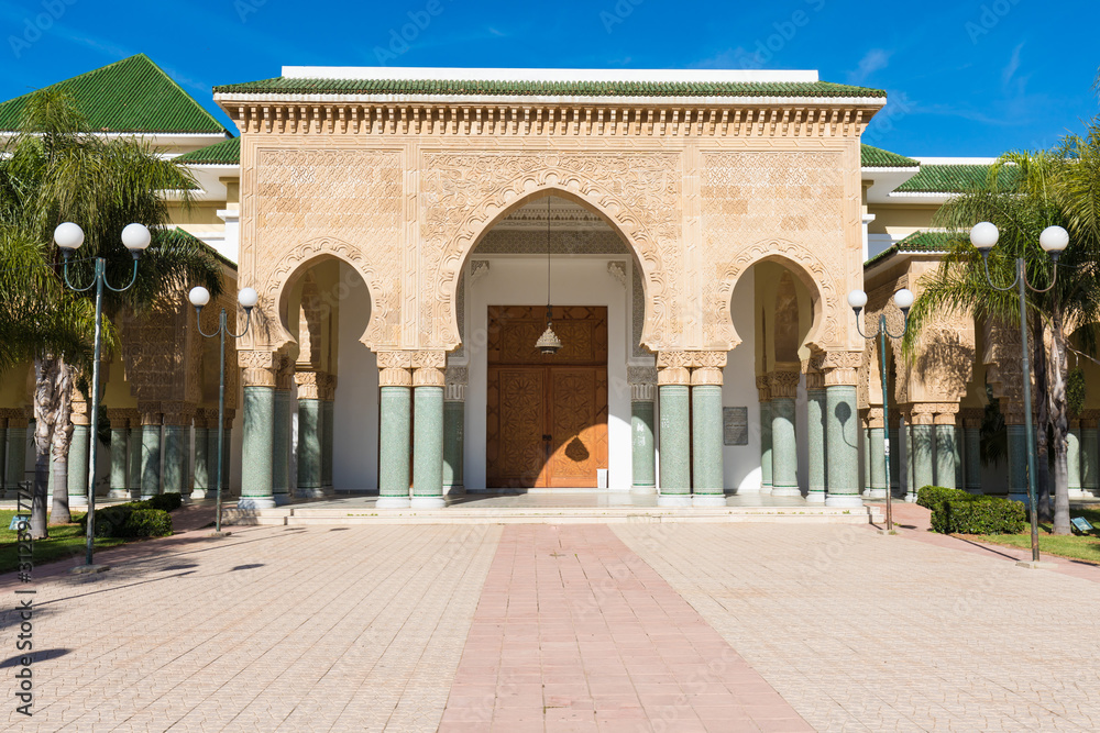 Obraz premium Traditional and typical moroccan architectural details. Mosque in Kenitra, Province West Chrarda Beni Hussein, Morocco. Construction detail, sunny day.