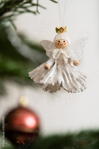 weißer Engel am Weihnachtsbaum