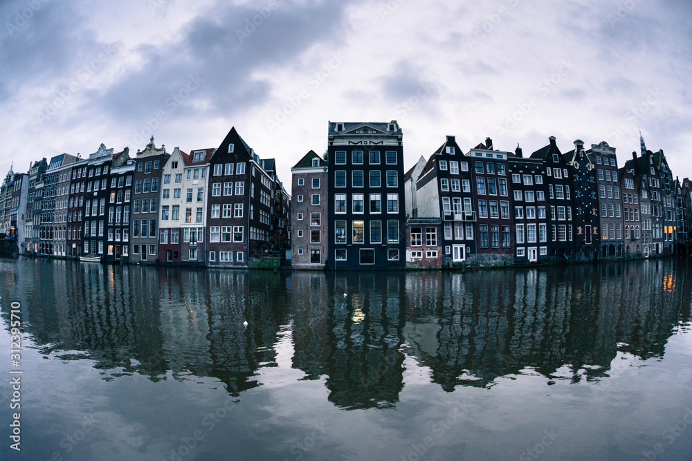 Obraz premium Damrak Amsterdam in the Winter