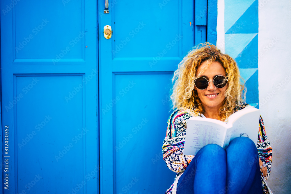 Φωτογραφία Blue image portrait of beuaitufl happy cheerful adult lady reading and enjoying
