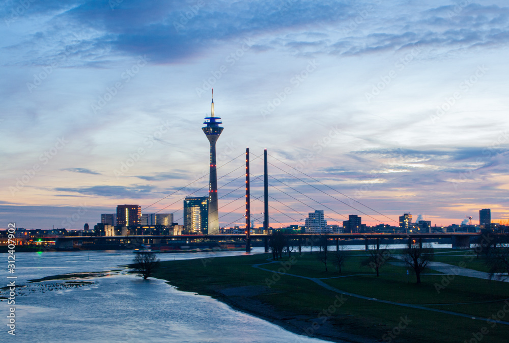 Medienhafen Düsseldorf bei Sonnenuntergang, Das beliebte Stadtviertel in Düsseldorf