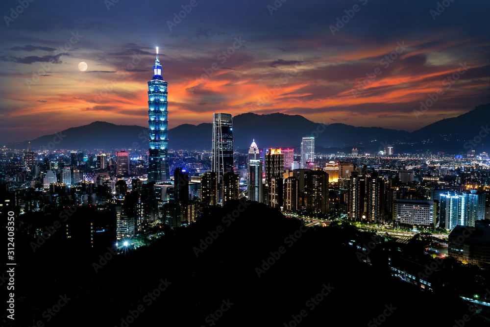 Fototapeta premium Piękna panorama miasta o zachodzie słońca z Tajpej Tajwan, wieżowcami, kolorowymi i żywymi światłami
