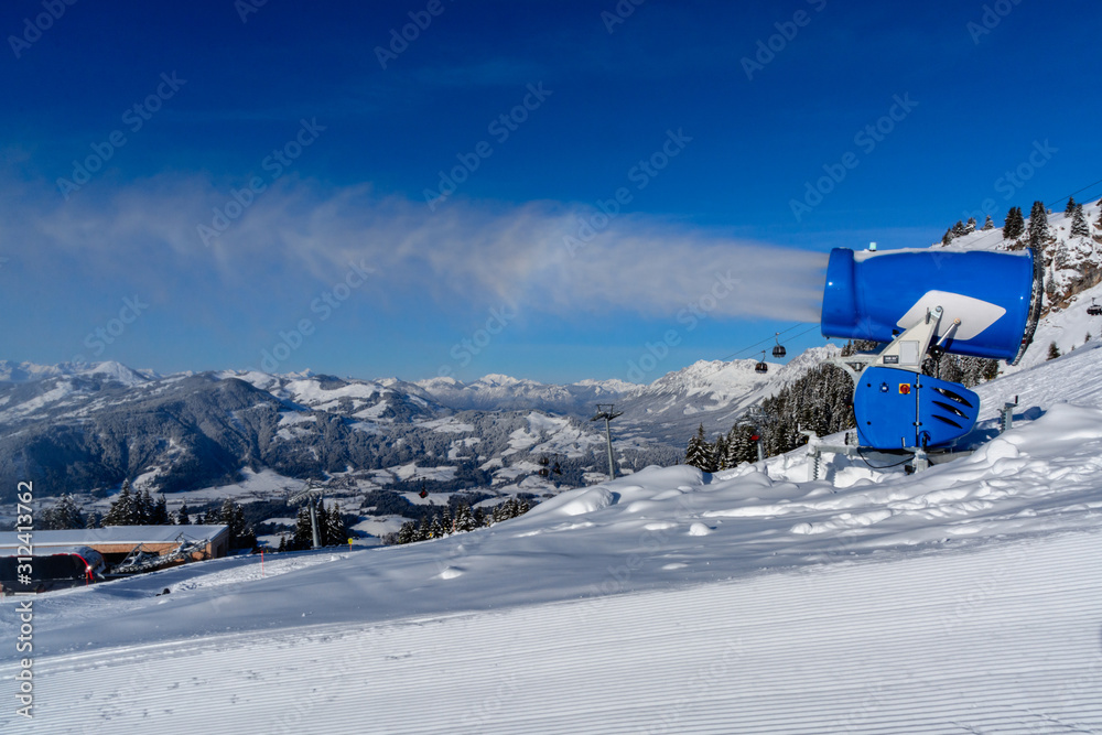 Obraz premium Schneekanonen in den Alpen