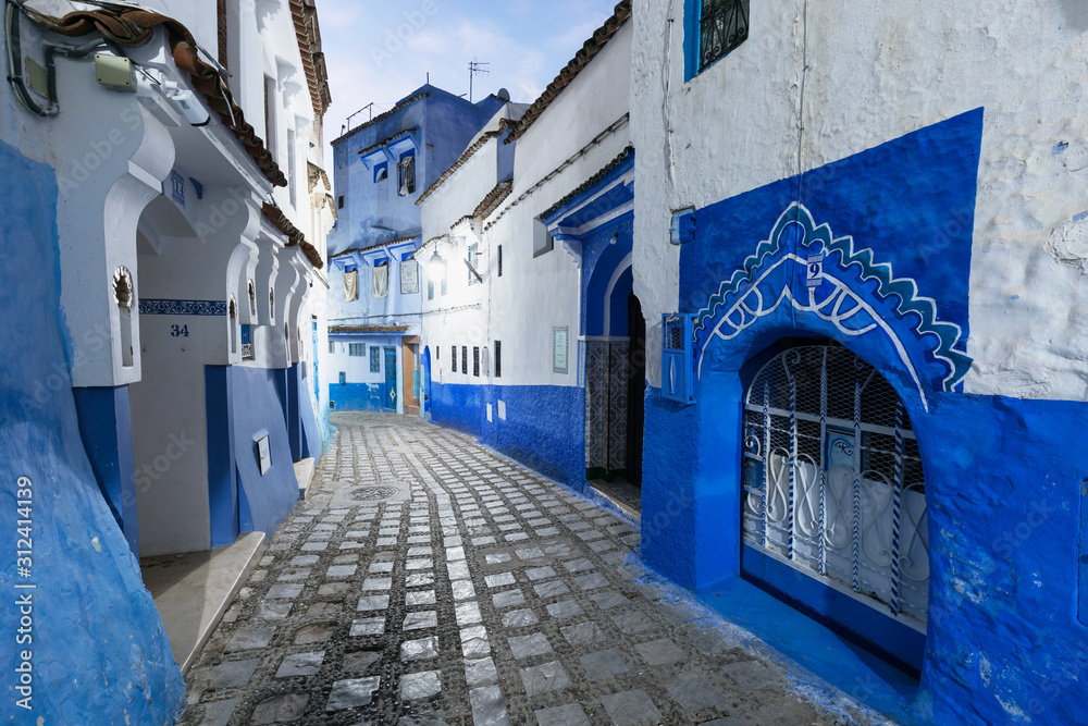 Φωτογραφία Traditional and typical moroccan architectural details in Chefchaouen, Morocco Africa Narrow and beautiful street of blue medina with blue walls and decorated with various objects