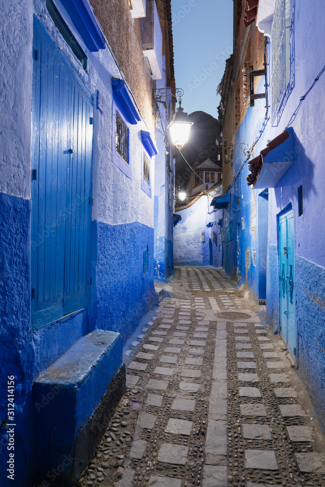 Φωτογραφία Traditional and typical moroccan architectural details in Chefchaouen, Morocco Africa Narrow and beautiful street of blue medina with blue walls and decorated with various objects