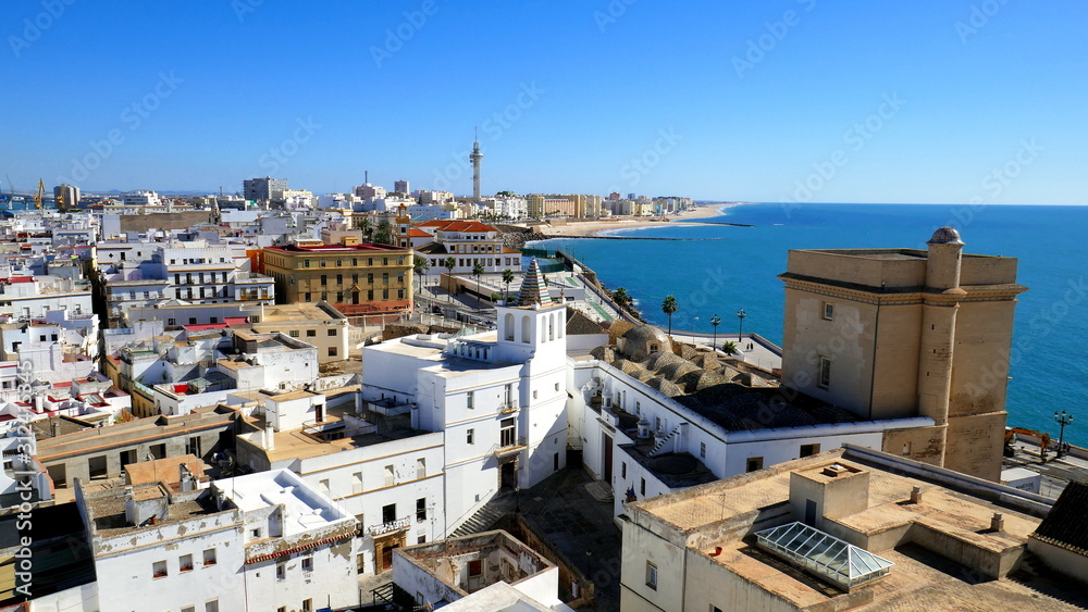 schöner Blick von der Kathedrale in Cadiz auf die weiße Stadt und das blaue Meer