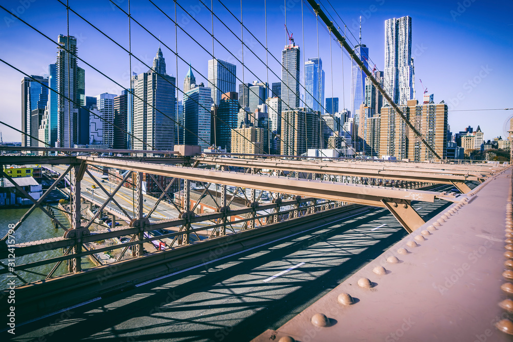 Obraz premium View of Manhattan seen from Brooklyn Bridge, New York, NY, SUA