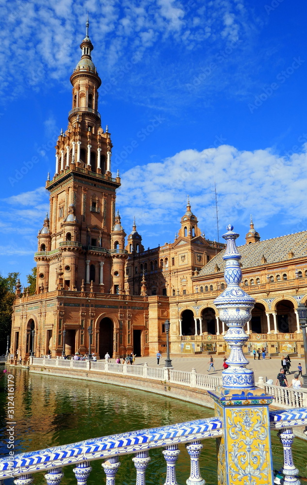 malerische vertikale Ansicht des Messepavillons in Sevilla am Plaza de Espana mit dekorativem Brückengeländer