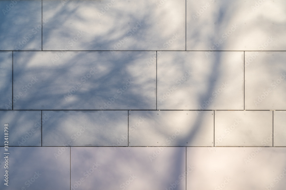 Fassade eines Gebäudes verkleidet mit grauen Fassadenplatten Fassade eines Gebäudes verkleidet mit grauen Fassadenplatten