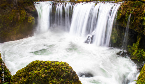 Εκτύπωση καμβά Spirit Falls Waterfall Cascading Over Mossy Basalt Rocks, Washington