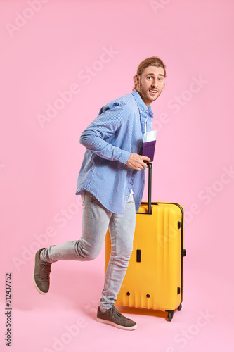 Hurrying tourist with lugga...