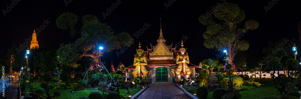 Fototapeta premium Night Scene at Wat Arun (Sunrise temple)