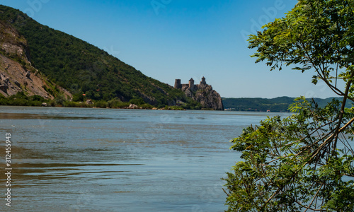 Burg an der serbischen Donau