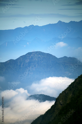 Cloudy scenes often appear in the high mountains of central Taiwan, and the scenery seems very magnificent and beautiful