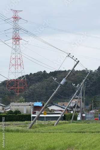 房総半島台風で傾いた電柱