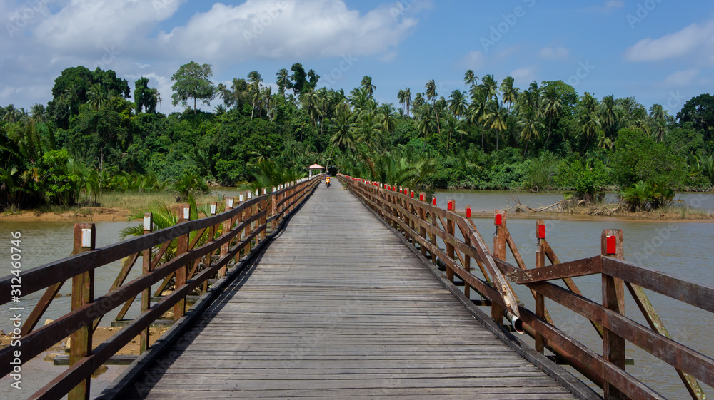 Obraz premium TERENGGANU,MALAYSIA- JANUARY 1,2020 :wooden bridge in the forest