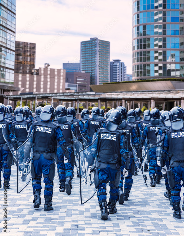 街の平和を守る警察の機動隊 Stock 写真 Adobe Stock