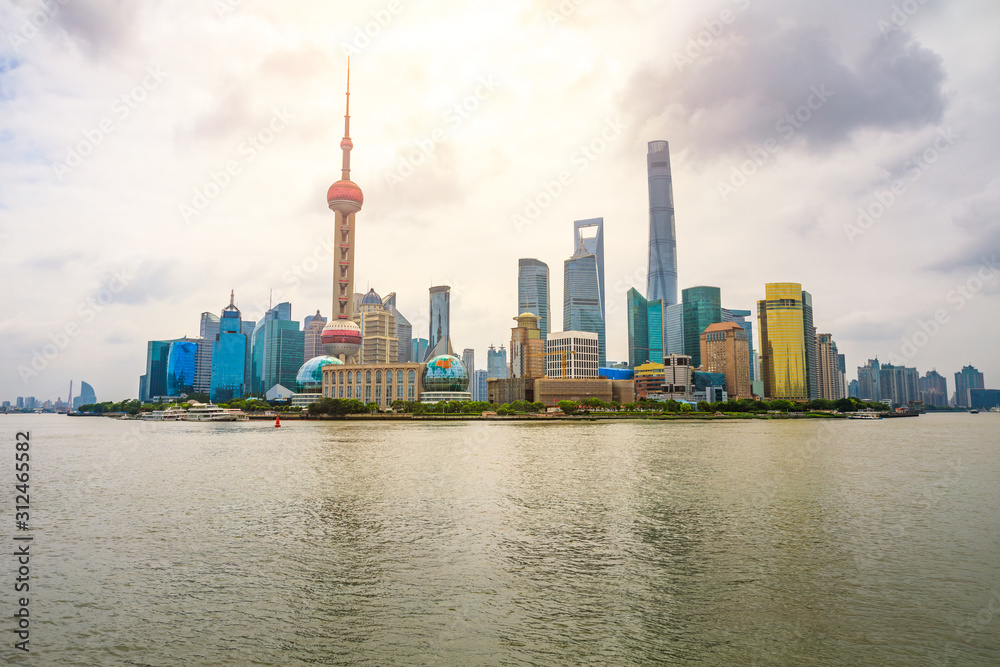 Fototapeta premium Sunset beautiful city skyline and river in Shanghai