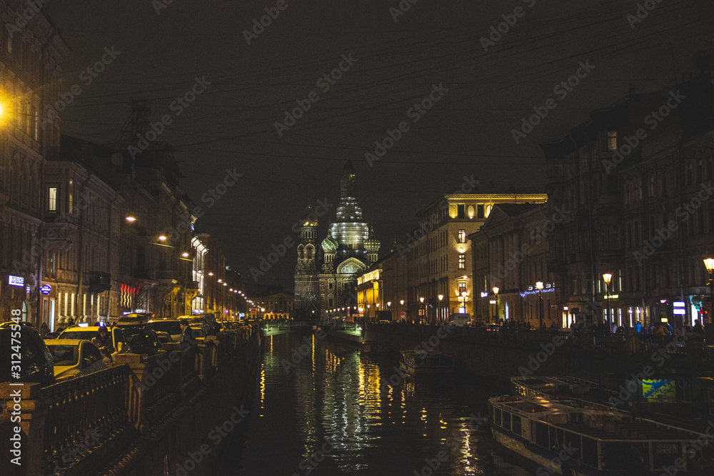 St Petesburgo de noche