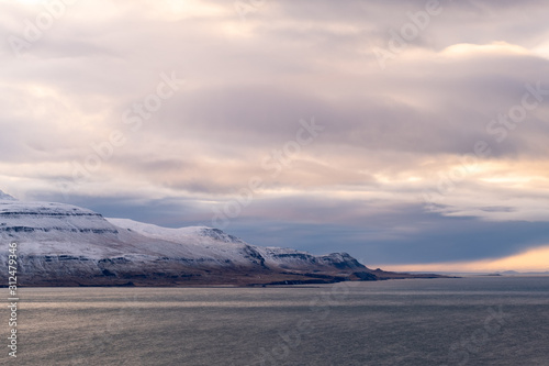 Hvalfjörður mit Blick auf die Halbinsel Hálsnes und dem Reynivallaháls nache Borgarnes. / Hvalfjörður with a view of the Hálsnes peninsula and the Reynivallaháls towards Borgarnes. © Tobias Seeliger