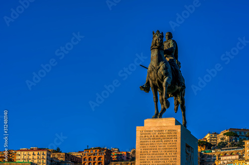 Bild auf Leinwand Reiterdenkmal des Armando Diaz auf der Lungomare Caracciolo