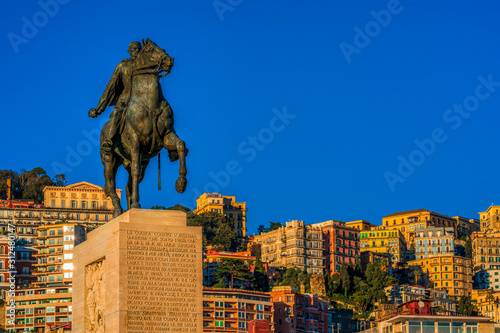 Bild auf Leinwand Reiterdenkmal des Armando Diaz auf der Lungomare Caracciolo