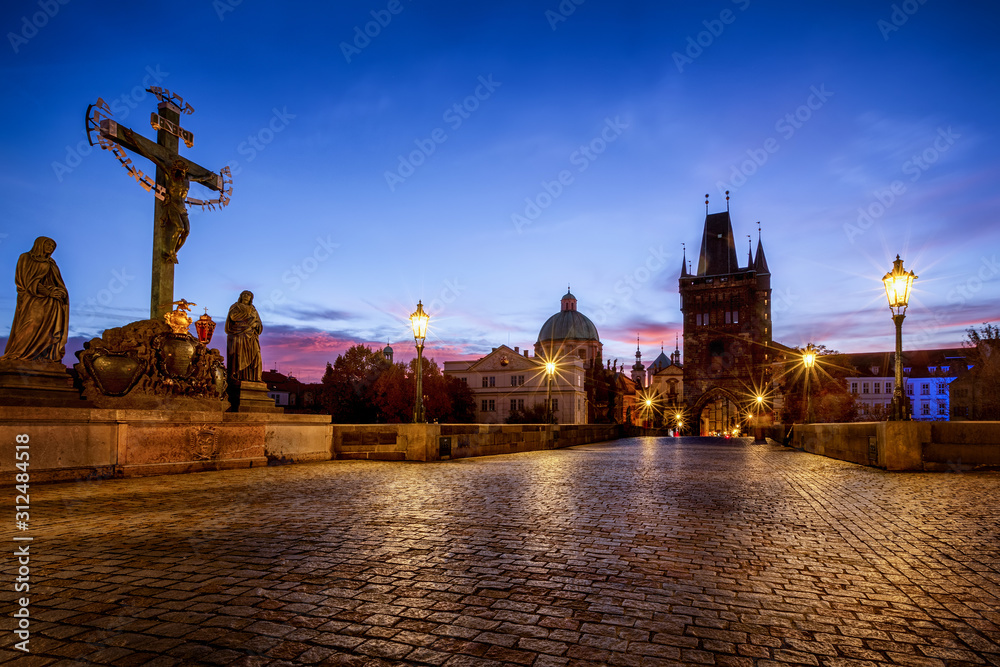 Die Karlsbrücke mit der Altstadt von Prag, Tschechiche Republik, bei Morgengrauen ohne Menschen